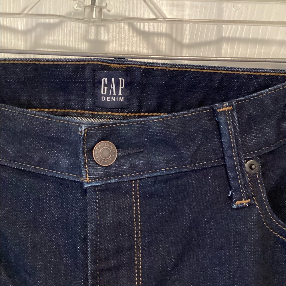 Like New GAP Women’s Long and Lean 32R Dark Rinse Denim - Picture 5 of 7